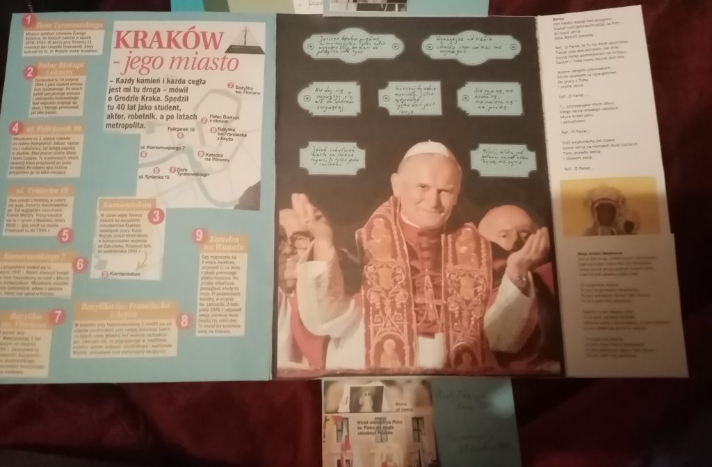 Rozłożony lapbook. W środku krótka biografia Jana Pawła II oraz zdjęcie