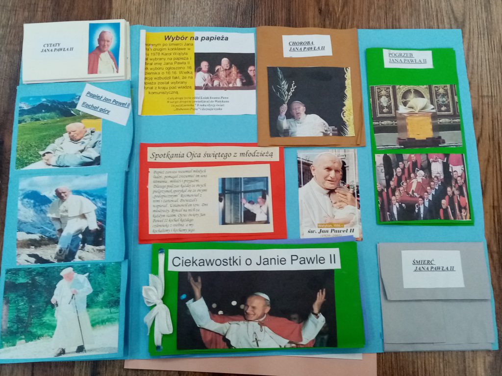 Lapbook. W środku informacje dot. Jana Pawła II: zdjęcia, informacje